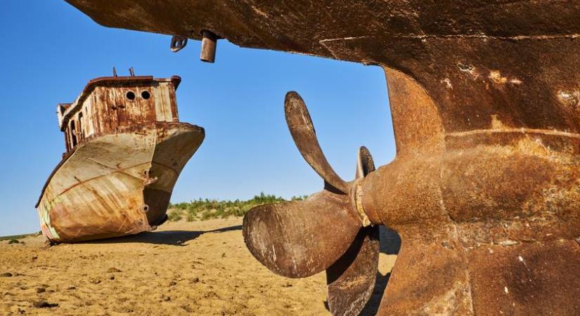 Nyom nélkül tűnt el a kikötő: sivatag veszi körbe a rozsdásodó hajókat