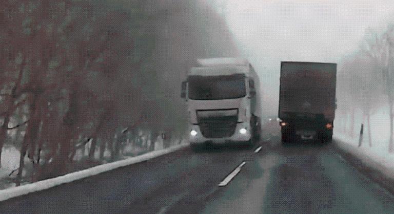 Saját életét kockáztatta egy kamionos, hogy elkerüljön a frontális ütközést