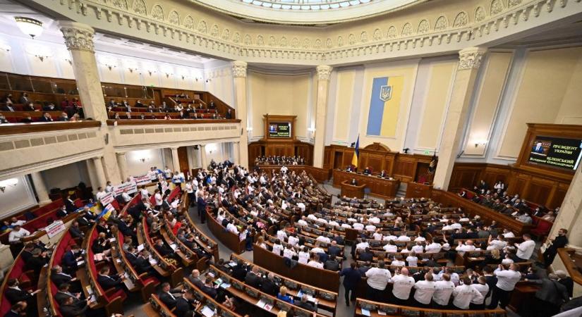 Fagy és sötét: az ukrán parlamentet is elérték az orosz támadások hatásai