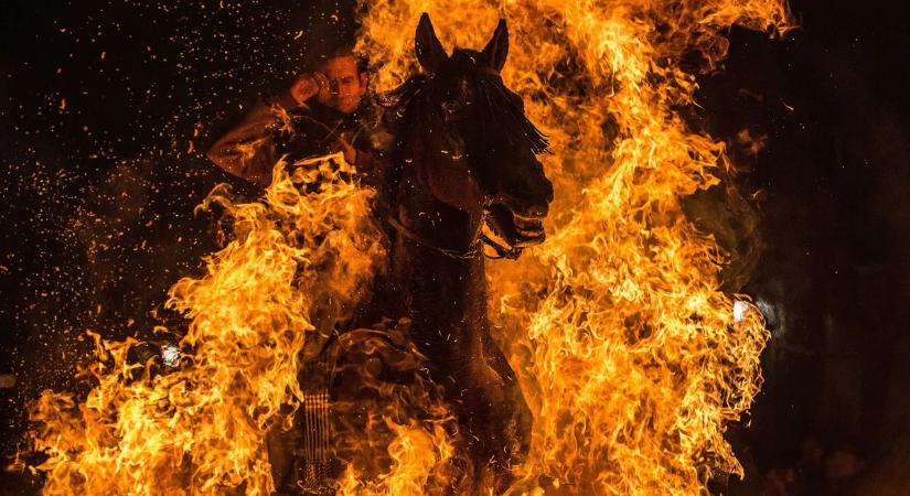 Hátborzongató szertartással óvják az állataikat egy spanyol településen – galéria