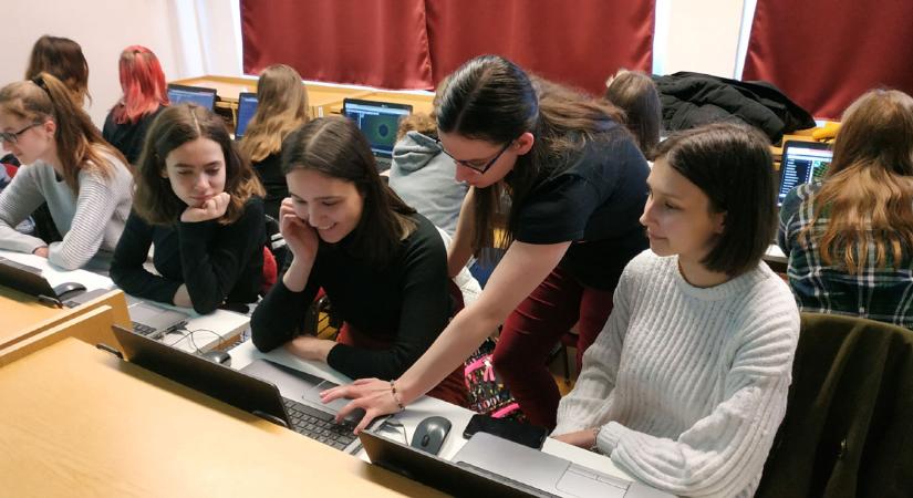 A részecskefizika európai fellegvárát ismerhetik meg a debreceni lányok