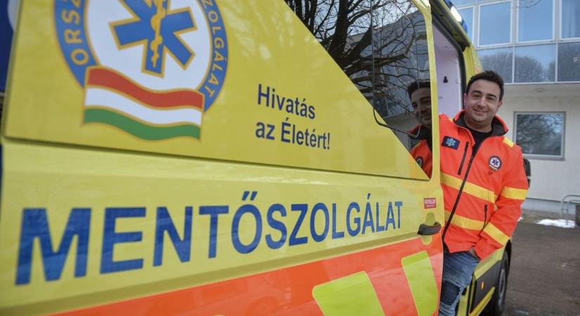 Az új gyöngyösi mentőben már hidraulikus hordágy is van