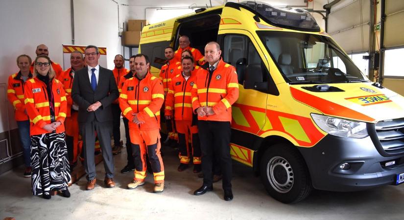 Új mentőautót adott át Takács Péter Pápán