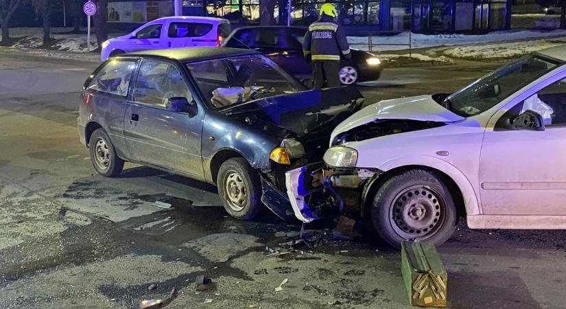 Frontálisan karambolozott két autó a zalai városban, tűzoltók a helyszínen! (galéria)
