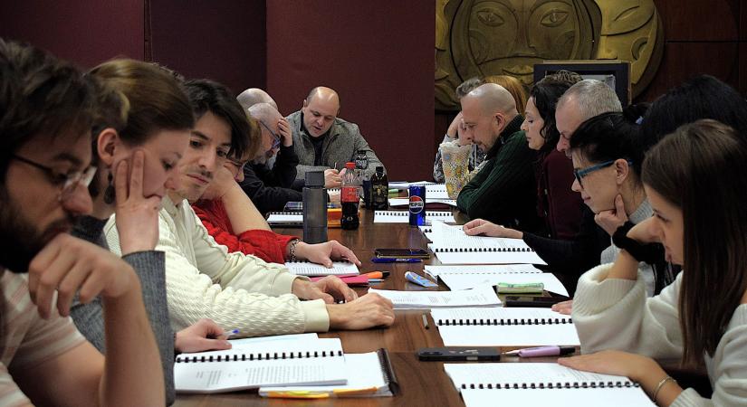 Már próbálják a Képzelt riport egy amerikai popfesztiválról musicalt a Jókaiban