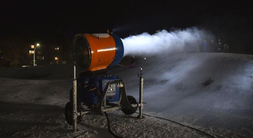 Munkában a hóágyú: az elkövetkező napokban újra benépesülhet a Várkonyi tér