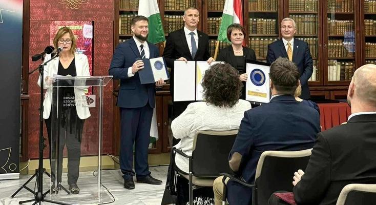Könyvtári Minőségi Díjat kapott a Berzsenyi Dániel Könyvtár