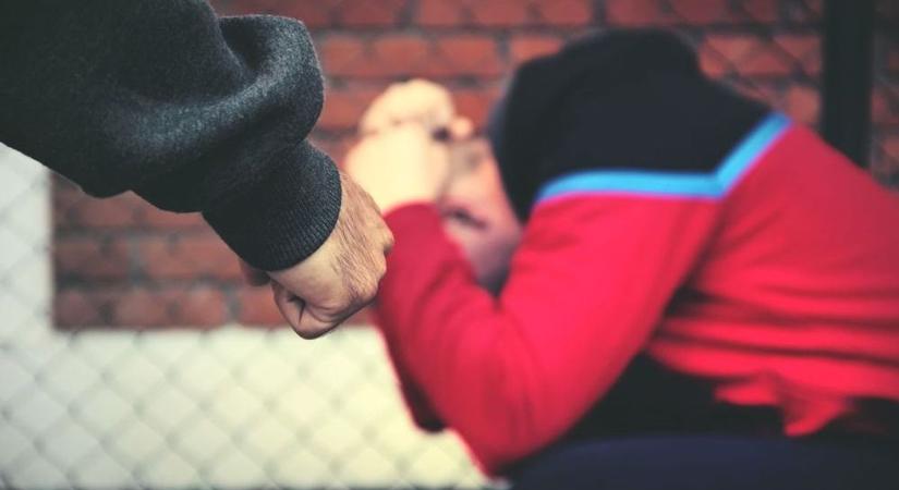 Brutális támadás Pápán: az utcán esett neki egy járókelőnek egy 25 éves férfi