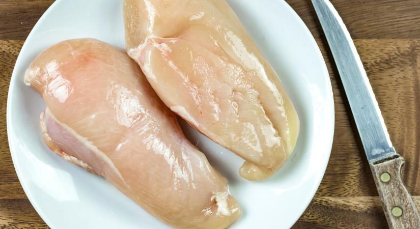 Halvány, rózsaszín vagy sárga: a minőségéről árulkodhat a csirkemell színe?