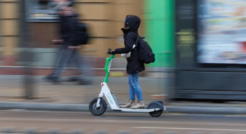 Szigorítják az elektromos rollerezés szabályait az új KRESZ-ben – A Te véleményedet is meghallgatják
