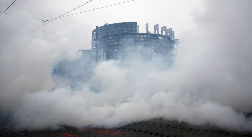 Füstbe borult az Európai Parlament és környéke – képek