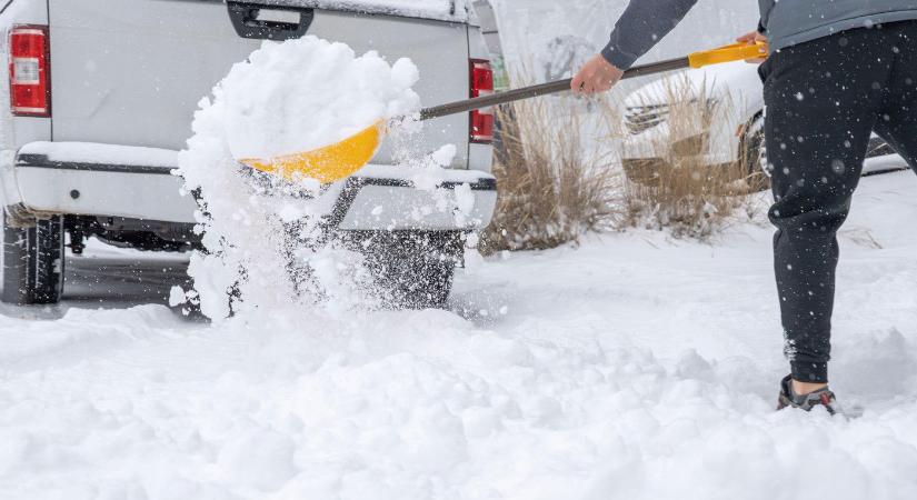 Teherautókkal hordják a havat Magyarországon, döbbenet hova viszik