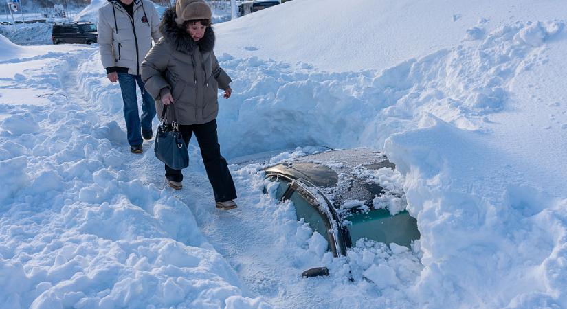 Eltűntek az autók a hó alatt: 60 éve nem látott ítéletidő csapott le Oroszországban