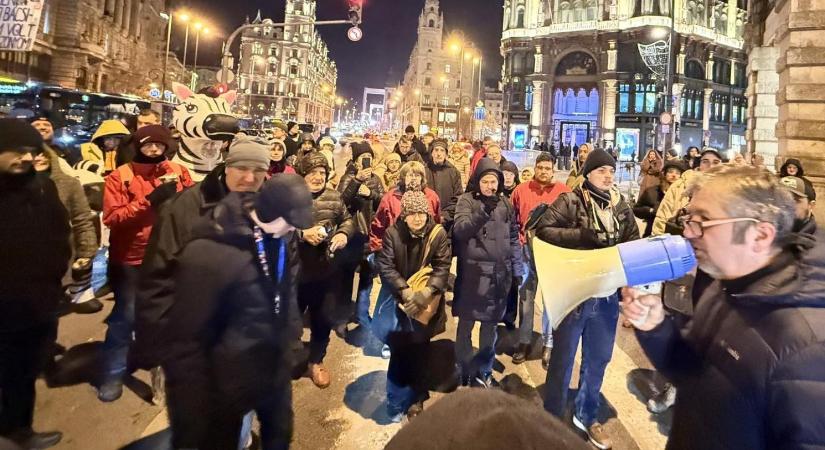 Hadházy Ákos tüntetésén a 87 éves Éva néni visszaküldte a feladónak Orbán Viktor üzenetét