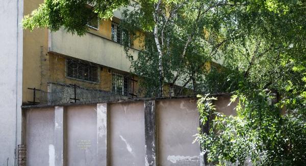 Egy Szőlő utcai nevelő kamera elé ült, és mesélt a gyerekverő igazgató módszereiről