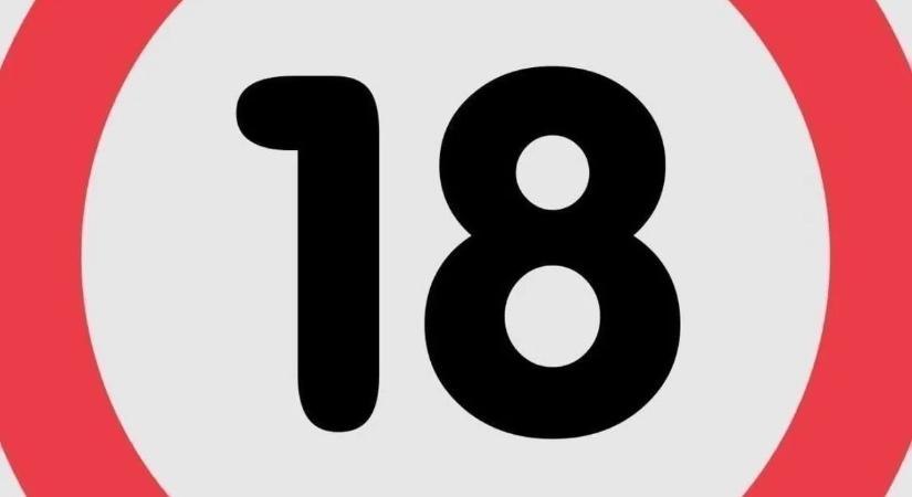 Az út szélén villantott oldalcicit a dögös modell