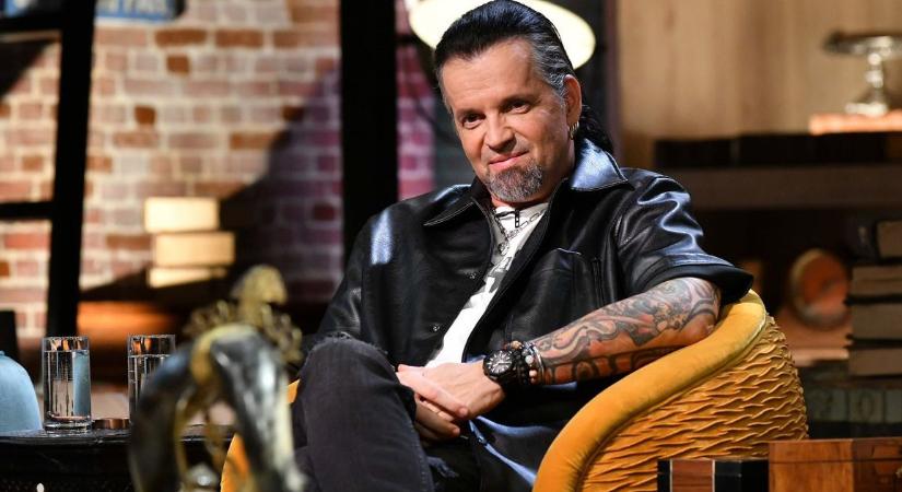 Kincsvadászok: Fejes Tamás felismerte magát egy festményen, de egy régi motorra is felfigyelt