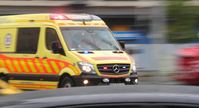 Súlyos baleset történt Nyíregyházán: katonai teherautó karambolozott egy személyautóval