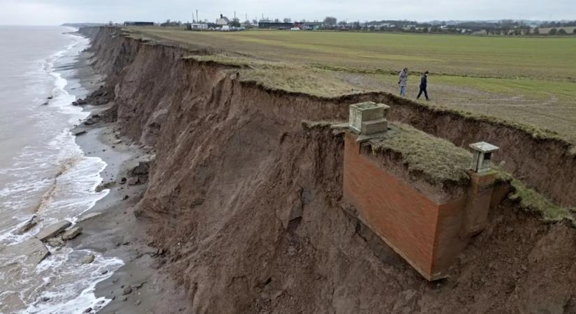 Drámai felvételek: bármikor a tengerbe zuhanhat egy atombunker