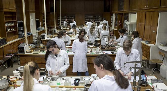 „Érvénytelennek tekintik a vizsgát vagy nem írják be a bukást” – hallgatók véleménye a Semmelweis új vizsgaszabályzatáról