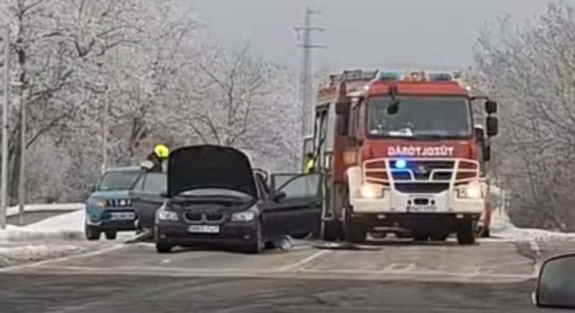 Autó égett a Vámosi úton (videó)