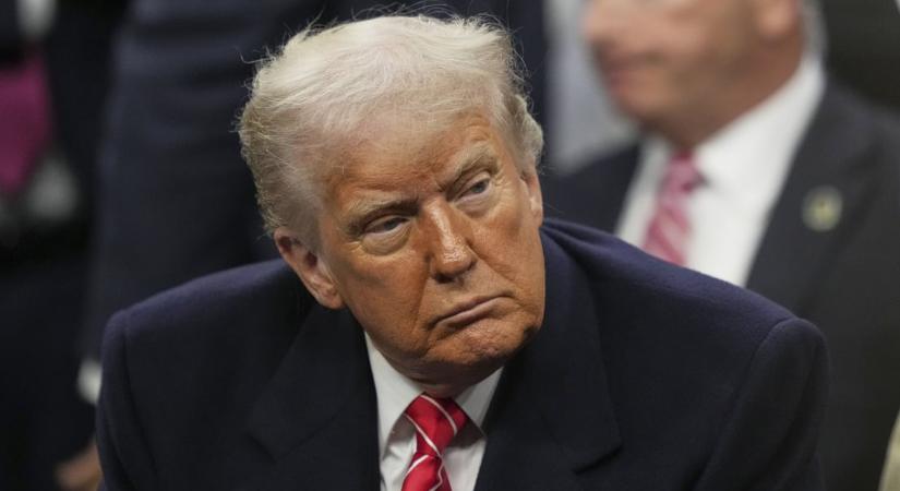 Baj történt, visszafordult Donald Trump gépe az óceán felett