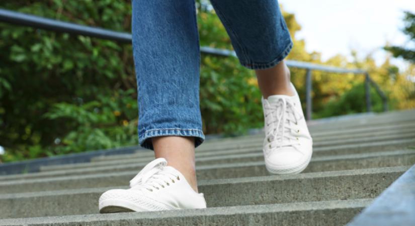 Ha valaki így jár a lépcsőn, az a demencia korai jele lehet