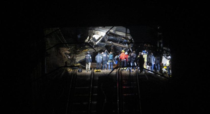 Újabb vonatbaleset Spanyolországban: a helyszínen a mentőalakulatok – minden leomlott, ezt képtelenség volt kivédeni