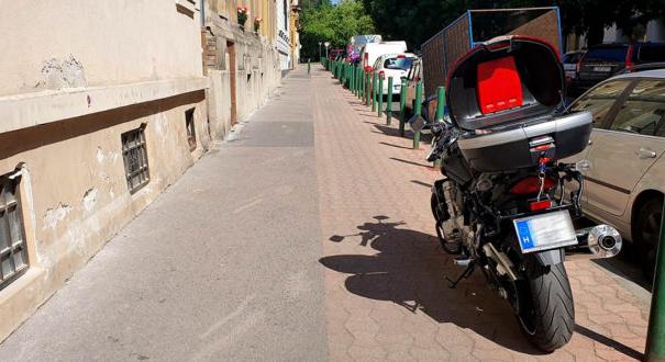 Új KRESZ: megtiltották a motorosok járdán parkolását?