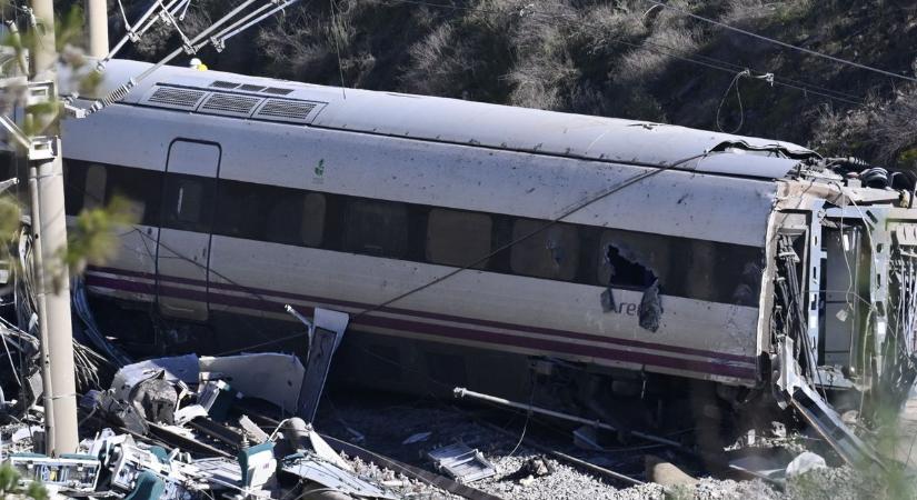 Vonatbaleset Katalóniában: leomlott támfalnak ütközött a szerelvény