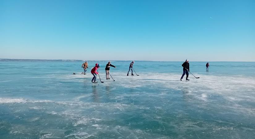 Korcsolyázók, jégkorongozók, tóba fagyott vitorlás, ilyen a jégbe dermedt Balaton - fotók, videó