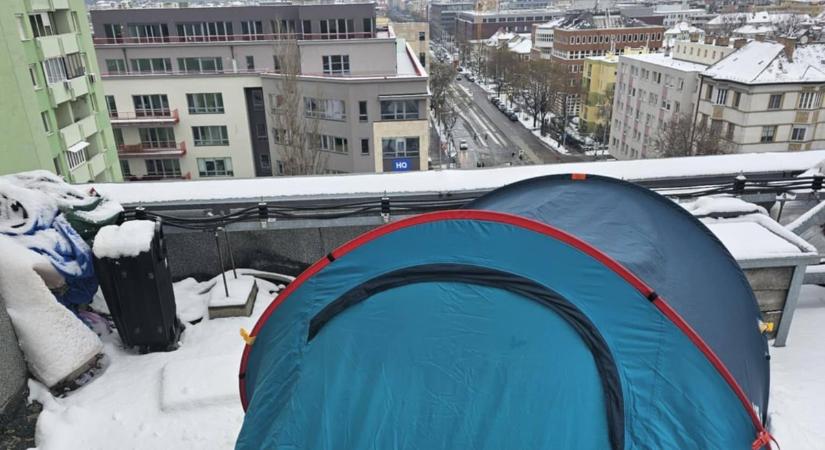 Hajléktalanok a háztetőn: a tél elüldözte őket – Sokkoló, mi maradt utánuk