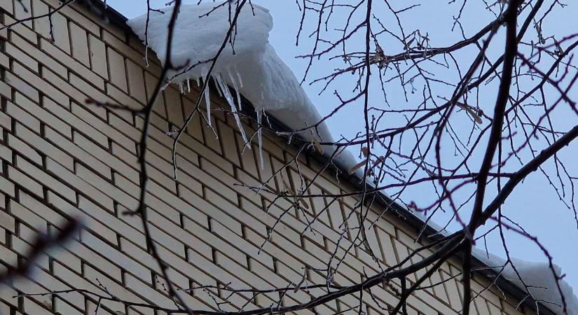 Veszélyes jégcsapok lógnak az épületek tetejéről