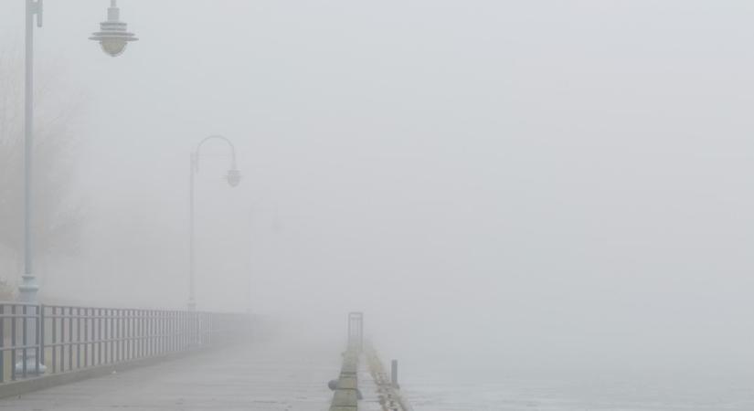 Ködre és csúszós utakra figyelmeztetnek a székelyföldi megyékben is