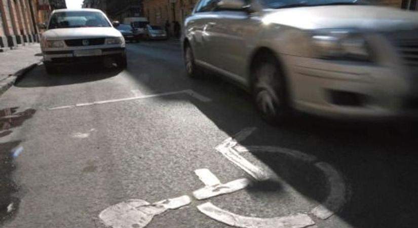 Csikorgó kerekekkel menekült a helyszínről