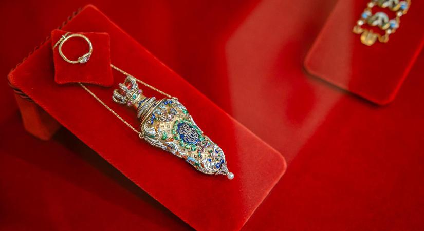 Uralkodók féltve őrzött kincsei Gödöllőn