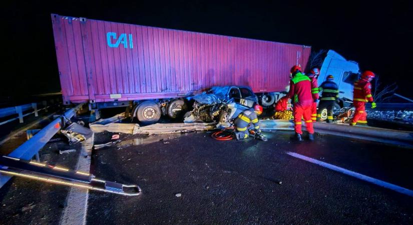 Tragédia az autópályán: egy nő meghalt, egy 6 éves kislányt próbálnak újraéleszteni