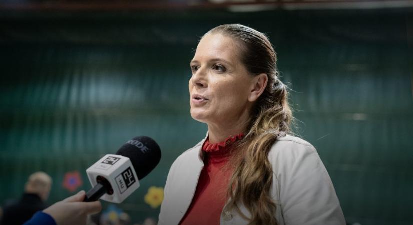 „Nem egy fideszes kampányprogram, a családos létet népszerűsítjük” – miért nincs Fidesz‑logó a Király Nóra‑plakátokon Csepelen?