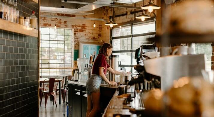 Százmilliárdos mentőöv a vendéglátásnak – Hatlépcsős intézkedéscsomagot fogadott el a kormány