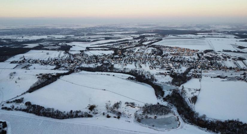 Lélegzetelállító felvételeken a Gerecse ölelésében megbúvó apró falu fotók