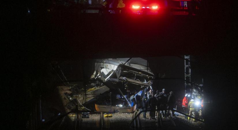 Spanyolországban újra kisiklott egy vonat, egy ember vesztette életét
