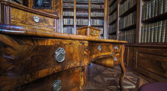 Most bejuthatsz a kincseket őrző könyvtárba, ami szinte mindig zárva tart