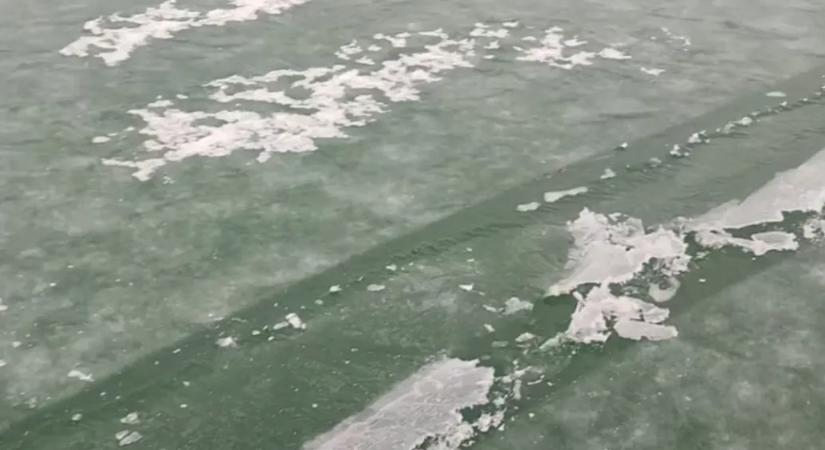 15 centi vastag a jég Siófok partjainál, de figyelni kell a rianásokra