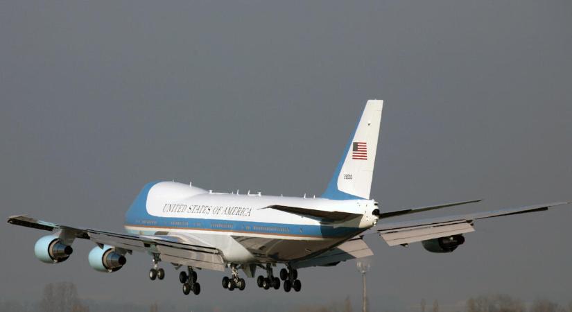 Meghibásodott az Air Force One az Atlanti-óceán felett