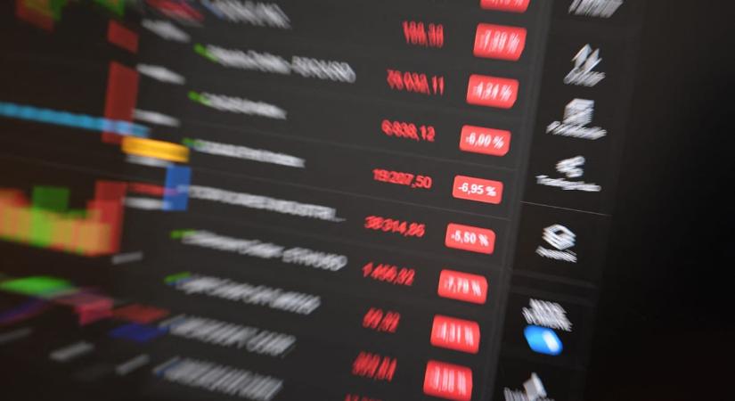 Zuhanásba kezdett a dollár és az amerikai tőzsdeindexek is
