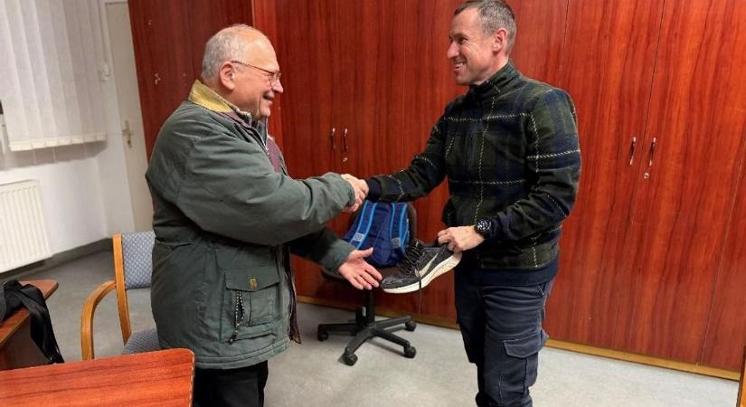 Emberségből jeles! Saját cipőjét adta oda a nyomozó az idős férfinek