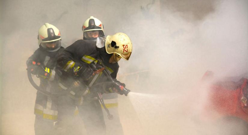 Lángba borult egy autó Kecskeméten, a tűz a műszerfalra is átterjedt