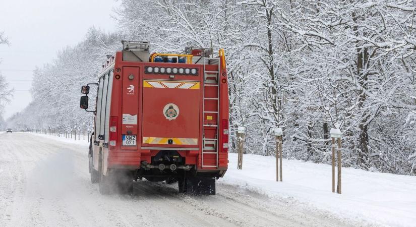 Kigyulladt egy tanyaépület, a tető is beszakadt