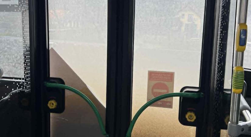 A pécsi buszok annyira koszosak, hogy a járatok száma se látszik