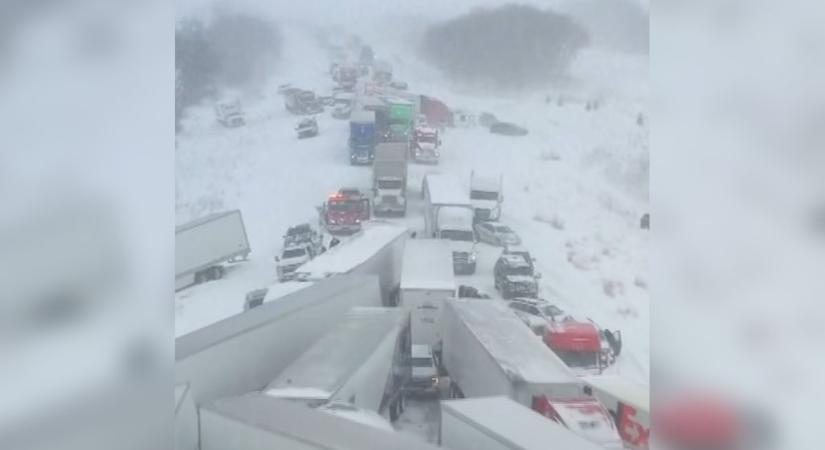 Több mint száz autó ütközött össze a hóviharban – drónvideó készült a helyszínen